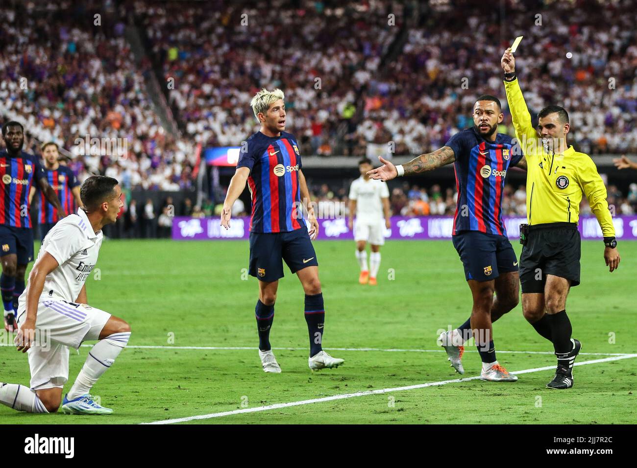 Las Vegas, NV, USA. 23.. Juli 2022. Schiedsrichter Mark Allatin liefert eine gelbe Karte an Real Madrid-Stürmer Lucas Vazquez (17) während der Soccer Champions Tour 22 mit Real Madrid CF gegen FC Barcelona im Allegiant Stadium in Las Vegas, NV. FC Barcelona besiegte Real Madrid CF 1 zu 0. Christopher Trim/CSM/Alamy Live News Stockfoto