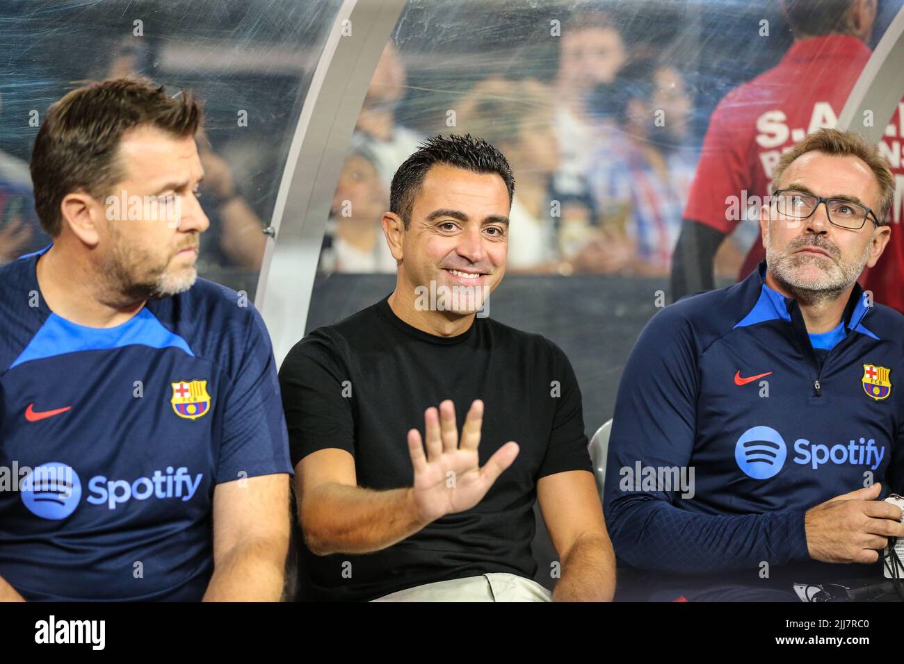 Las Vegas, NV, USA. 23.. Juli 2022. FC Barcelona Head Coach Xavi Hernandez winkt vor dem Start der Soccer Champions Tour 22 mit Real Madrid CF gegen FC Barcelona im Allegiant Stadium in Las Vegas, NV, zur Kamera. FC Barcelona besiegte Real Madrid CF 1 zu 0. Christopher Trim/CSM/Alamy Live News Stockfoto