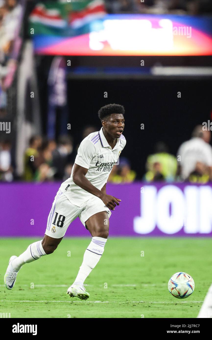 Las Vegas, NV, USA. 23.. Juli 2022. Real Madrid Mittelfeldspieler Aurelien Tchouameni (18) dribbelt den Ball während der Soccer Champions Tour 22 mit Real Madrid CF gegen FC Barcelona im Allegiant Stadium in Las Vegas, NV. FC Barcelona besiegte Real Madrid CF 1 zu 0. Christopher Trim/CSM/Alamy Live News Stockfoto