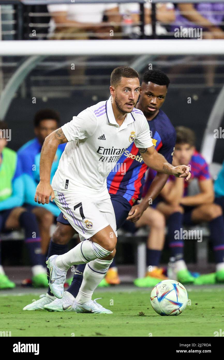 Las Vegas, NV, USA. 23.. Juli 2022. Real Madrid Stürmer Eden Hazard (7) dribbelt den Ball während der Soccer Champions Tour 22 mit Real Madrid CF gegen FC Barcelona im Allegiant Stadium in Las Vegas, NV. FC Barcelona besiegte Real Madrid CF 1 zu 0. Christopher Trim/CSM/Alamy Live News Stockfoto