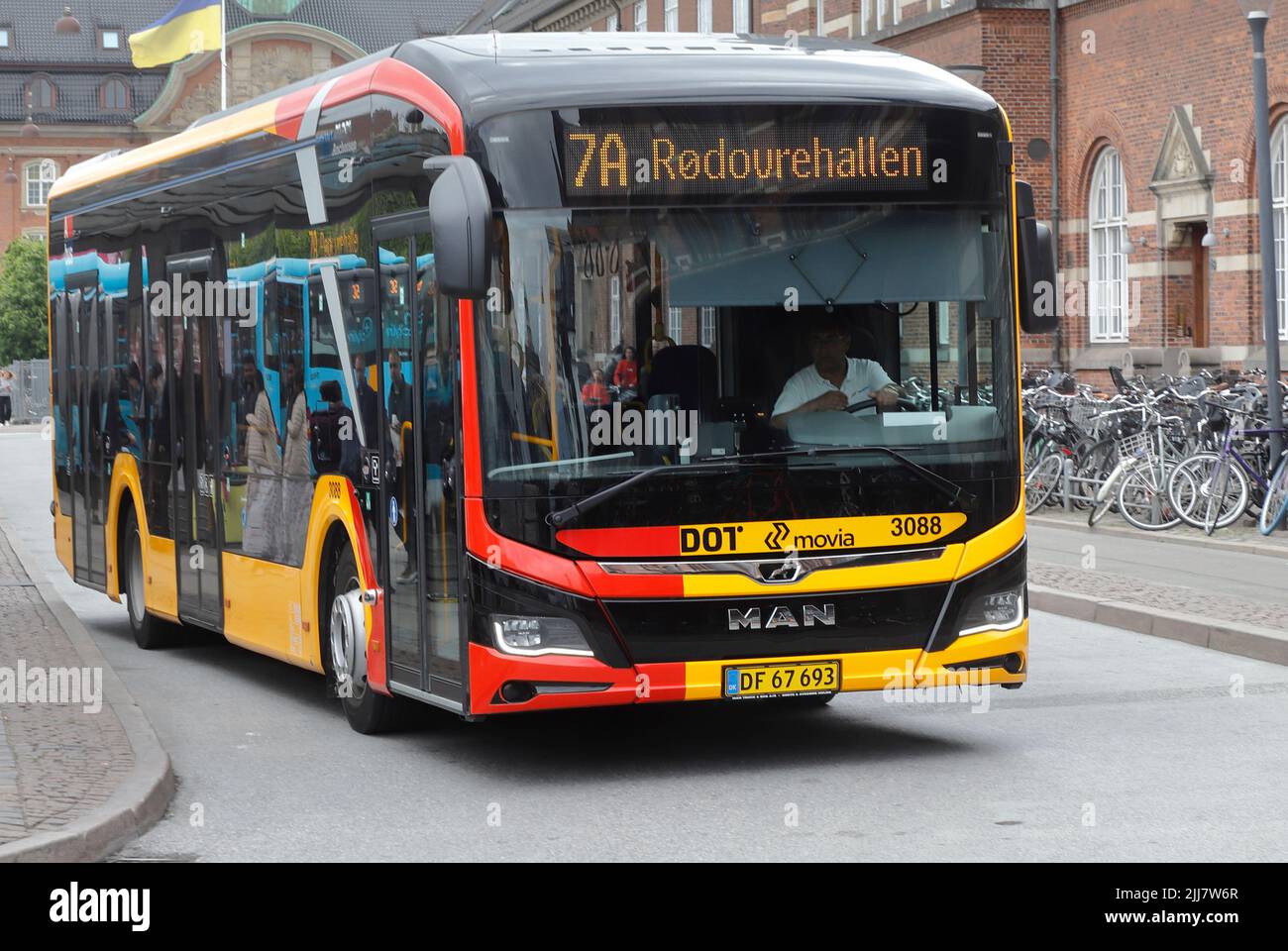 Kopenhagen, Dänemark - 14. Juni 2022: Vorderansicht eines Stadtbusses, der auf der Linie 7A vor dem Hauptbahnhof in Betrieb ist. Stockfoto