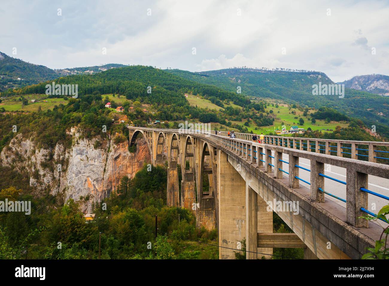 Betonbogenbrücke Durdeviza-Tara über die tiefe Schlucht des Flusses Tara, Montenegro. Stockfoto