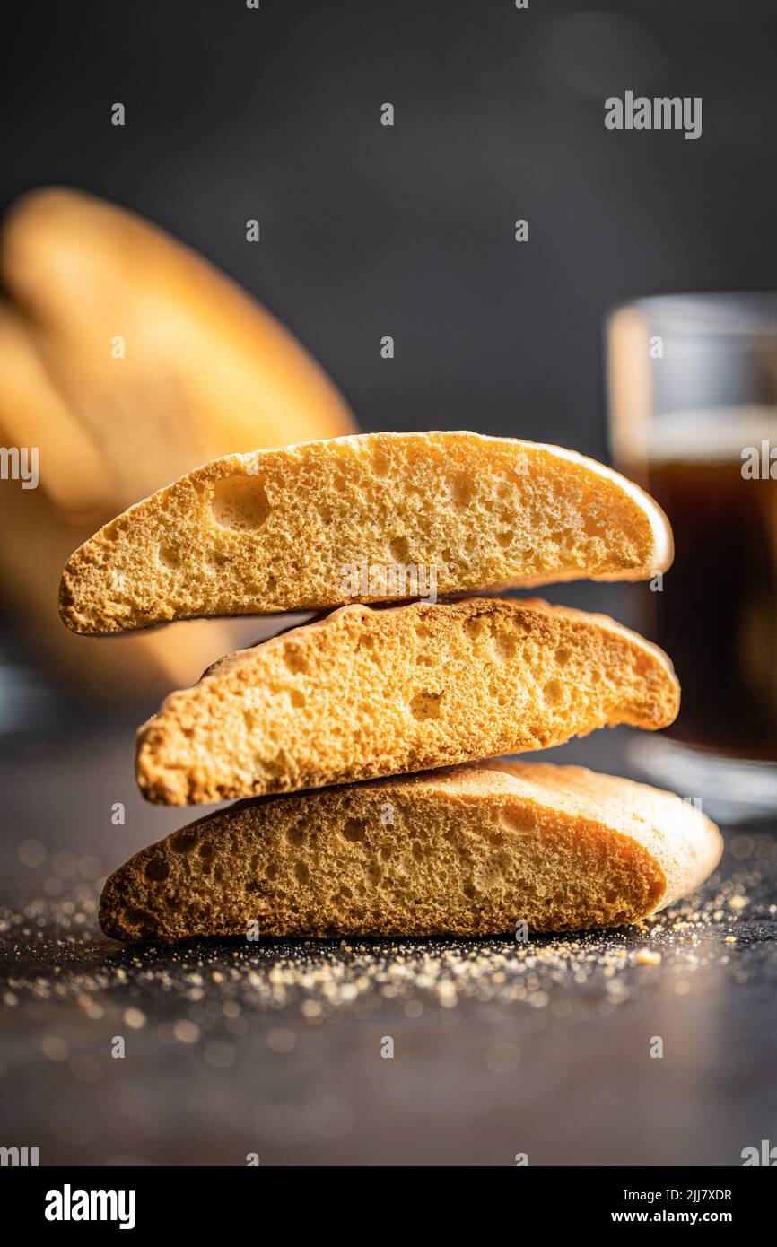 Süße anicini-Kekse. Italienische Biscotti mit Anisgeschmack auf einem schwarzen Tisch Stockfoto