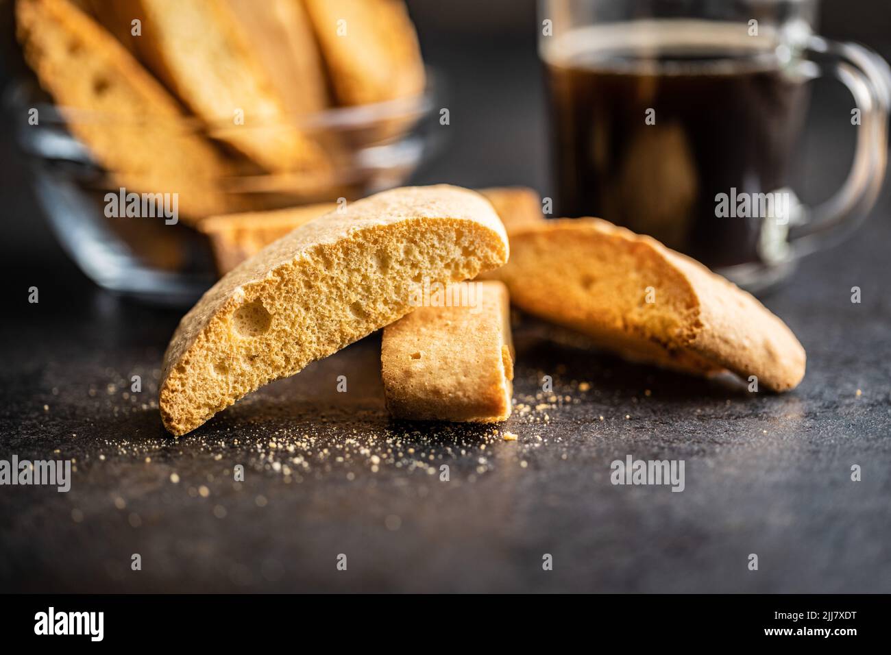 Süße anicini-Kekse. Italienische Biscotti mit Anisgeschmack auf einem schwarzen Tisch Stockfoto