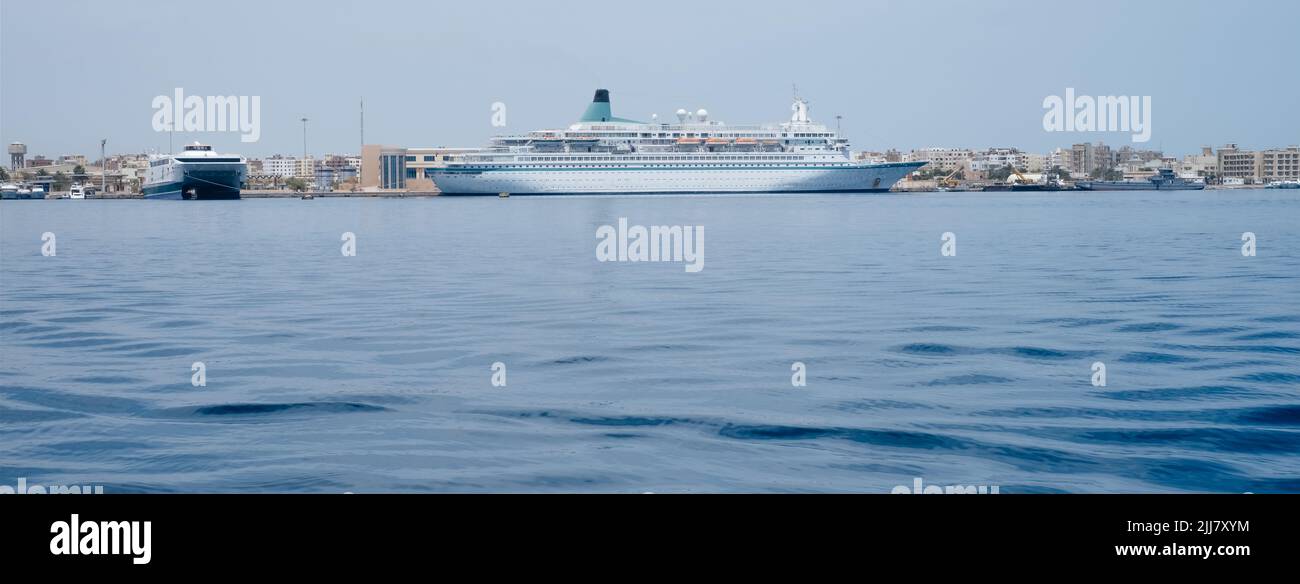 Boot- und Schiffspanorama auf dem Roten Meer mit blauem Wasser und Wellen. Heller, sonniger Tag. Speicherplatz kopieren. Marina Hurghada, Ägypten Stockfoto