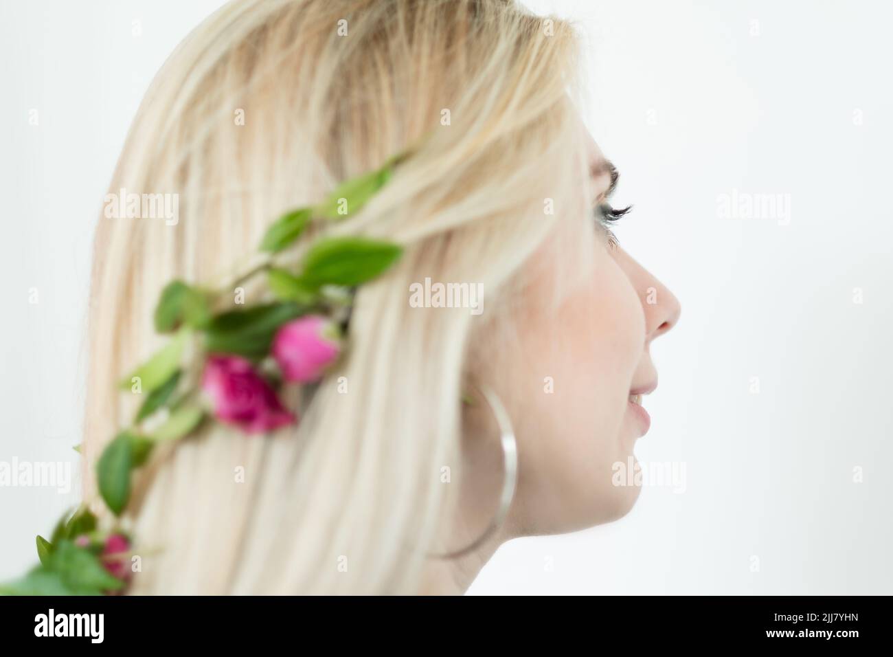 Naturhaar Dekor Mädchen frische Blume Accessoires Stockfoto