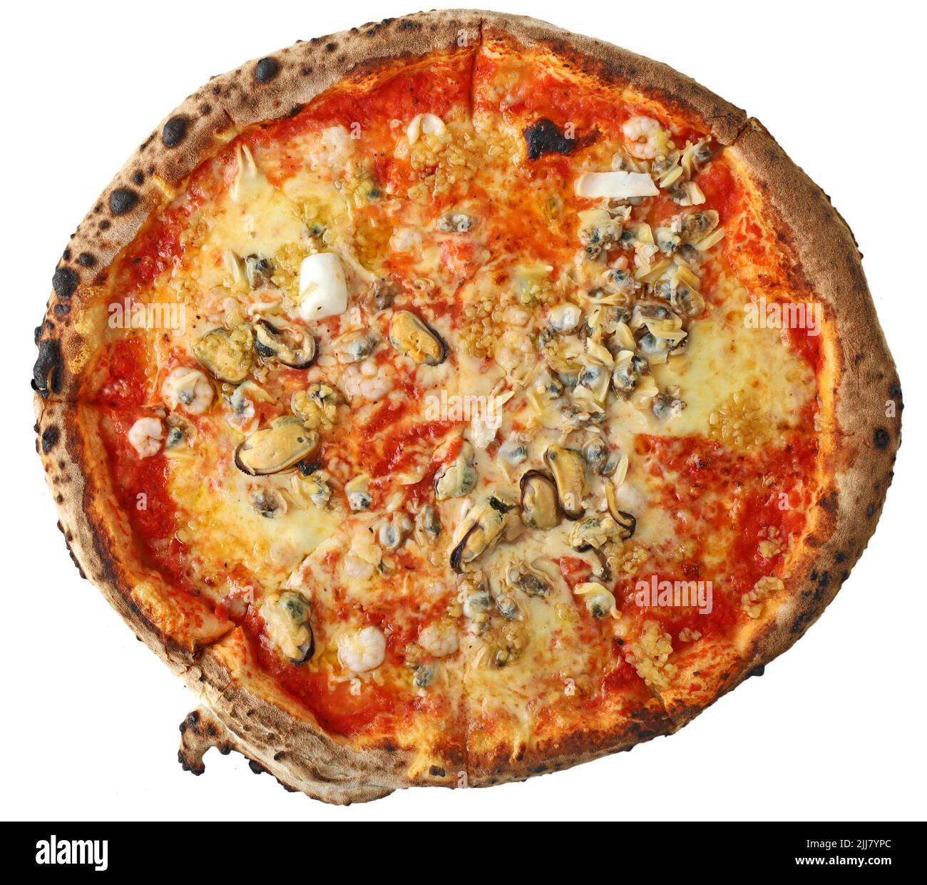 Blick von oben auf frische handgemachte Meeresfrüchte Pizza frutti di Mare gebacken in traditionellen Steinofen isoliert auf weißem Hintergrund Stockfoto