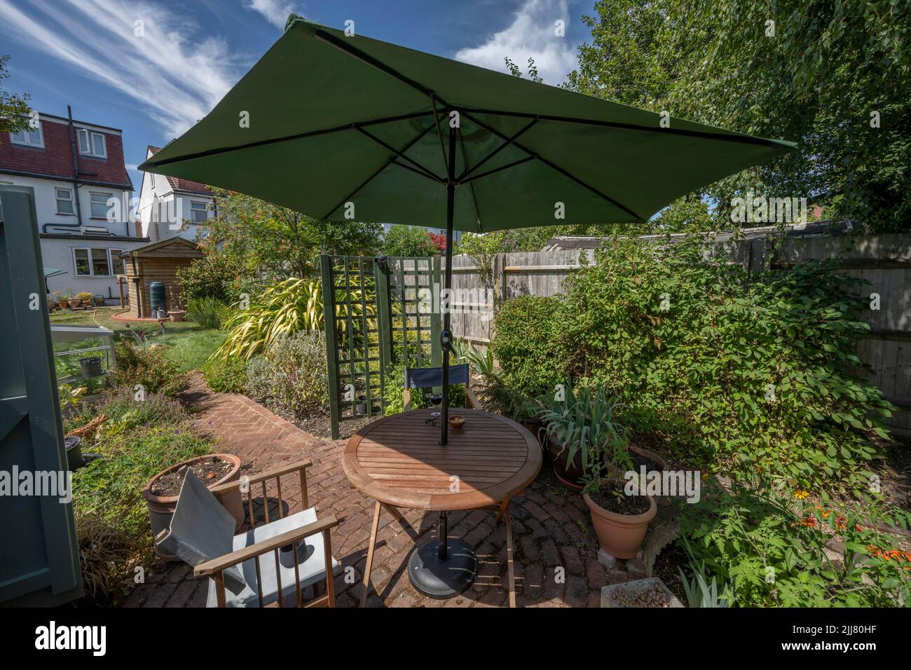 Wimbledon, London, Großbritannien. 23. Juli 2022. Gartentisch und Sonnenschirm mit Sitzgelegenheiten während der Sommerhitze in London, Juli 2022 Stockfoto