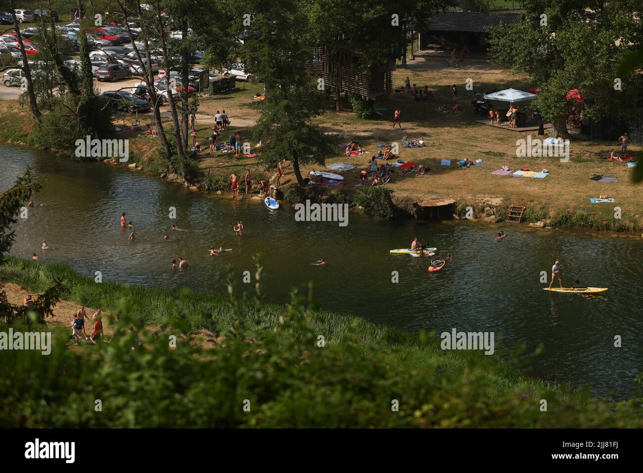 Ljubljana, Slowenien. 23.. Juli 2022. Die Menschen genießen sich am Fluss Krka in Emberk, Slowenien, 23. Juli 2022. Quelle: Zeljko Stevan/Xinhua/Alamy Live News Stockfoto