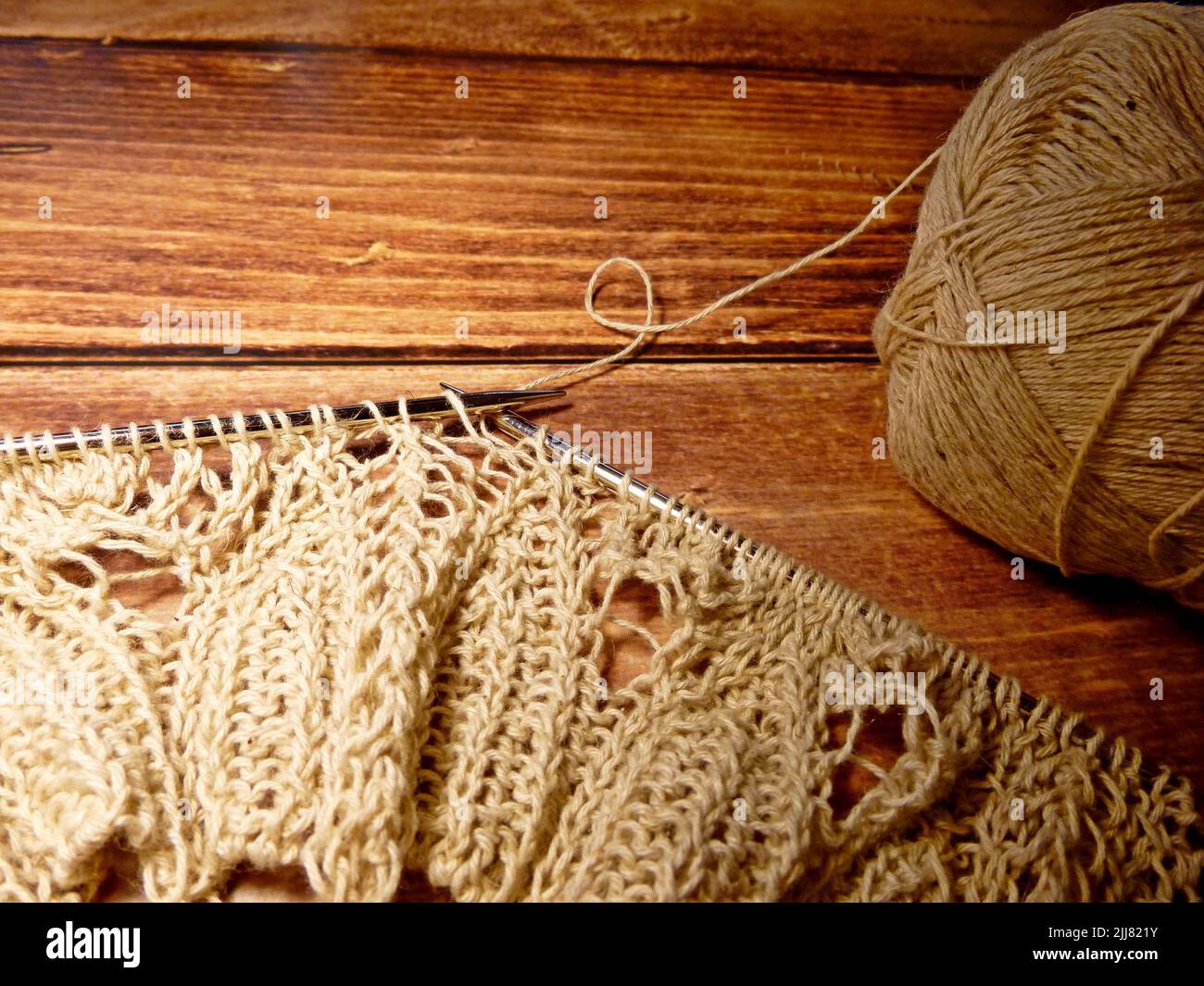 Durchbrochene Tischdecke beim Stricken Stockfoto