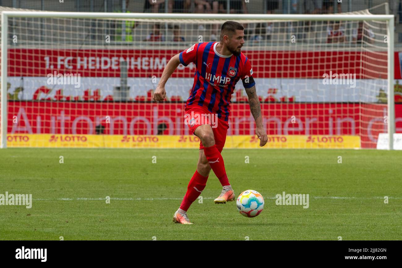 Heidenheim, Deutschland. 23.. Juli 2022. Fußball: 2. Bundesliga, 1. FC Heidenheim - Eintracht Braunschweig, Matchday 2, Voith Arena. Heidenheims Marnon Busch spielt den Ball. Quelle: Stefan Puchner/dpa - WICHTIGER HINWEIS: Gemäß den Anforderungen der DFL Deutsche Fußball Liga und des DFB Deutscher Fußball-Bund ist es untersagt, im Stadion und/oder vom Spiel aufgenommene Fotos in Form von Sequenzbildern und/oder videoähnlichen Fotoserien zu verwenden oder zu verwenden./dpa/Alamy Live News Stockfoto