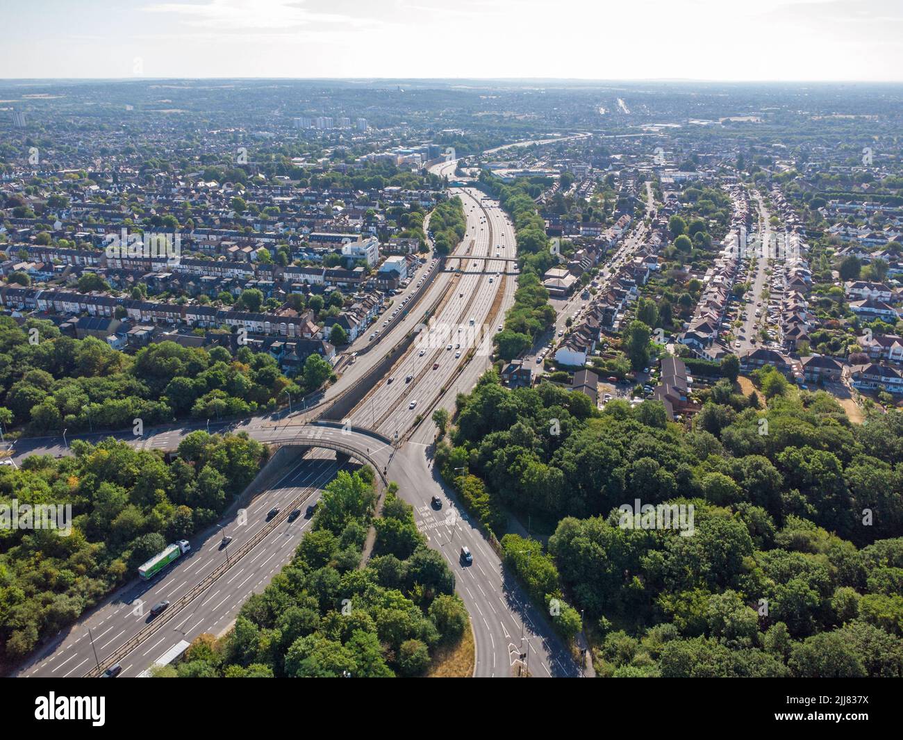 Luftaufnahme des Kreisverkehr am Wasserwerk in der Morgensonne mit Blick nach Osten auf die zweispurige Schnellstraße A406 nach South Woodford. Stockfoto