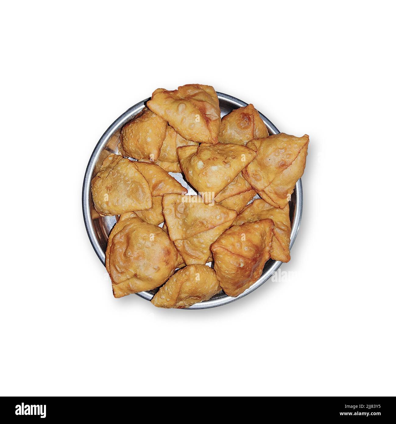 Indische hausgemachte Samosa Gericht isoliert auf weißem Hintergrund. Indische würzige Speisen und Geschmack Bild. Stockfoto