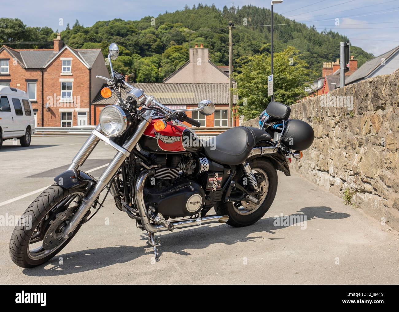 Llangollen Wales vereinigtes Königreich Juli 16 2022 Eine klassische Triumph-Legende parkte mitten in einer geschäftigen Stadt. Klassisches Motorrad Stockfoto