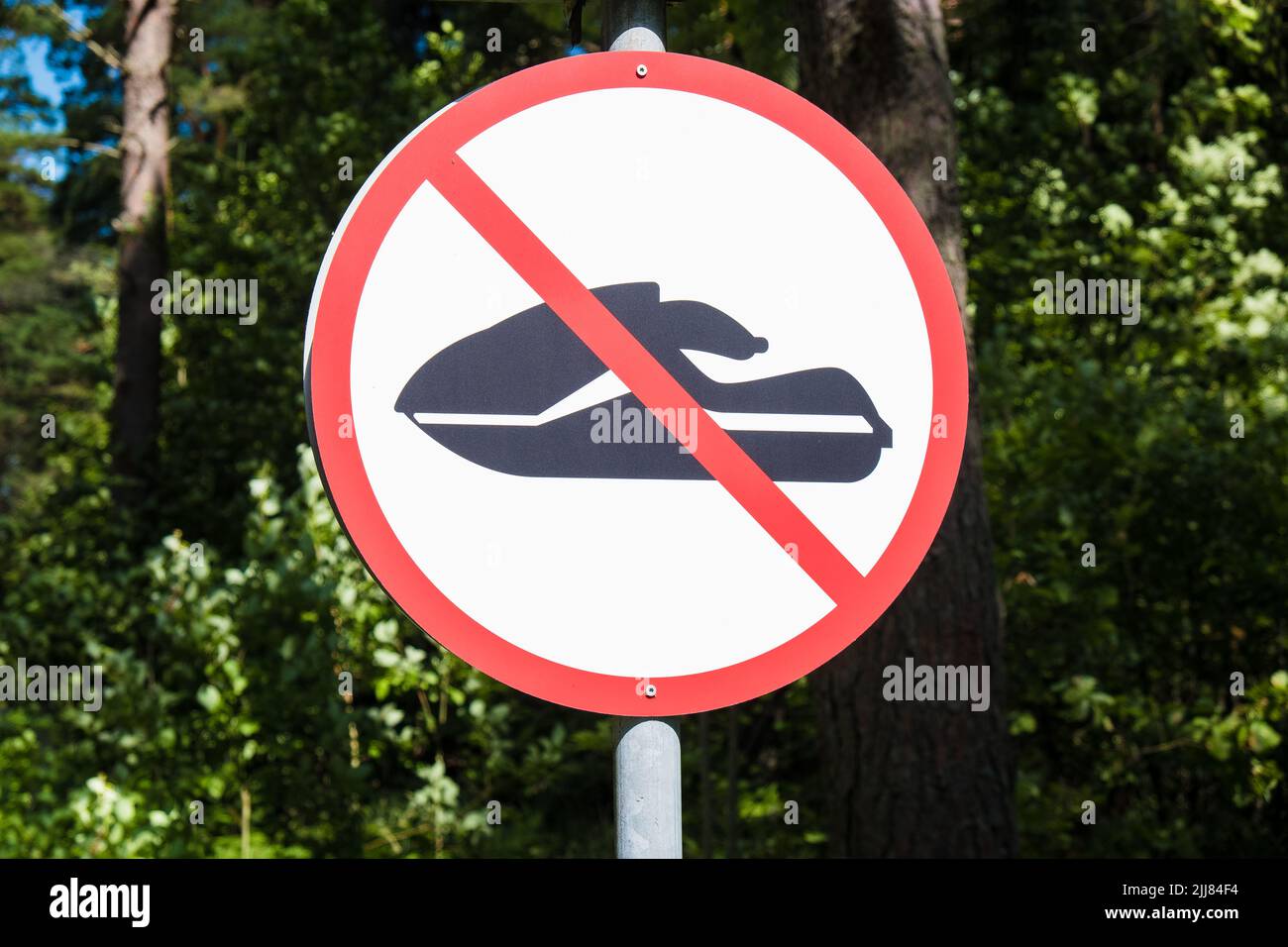 Wasserroller nicht erlaubt Verkehrsschild. Persönliches Wasserfahrzeuge verbotener Bereich. Stockfoto