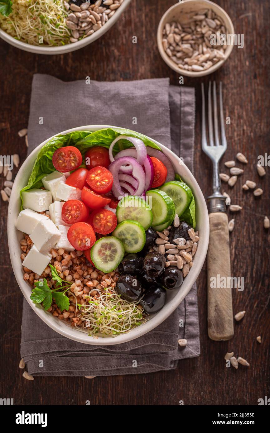 Bunter griechischer Salat in alternativer Version für Menschen auf Diät. Nahrhafte Schüssel für gesunde Menschen. Stockfoto