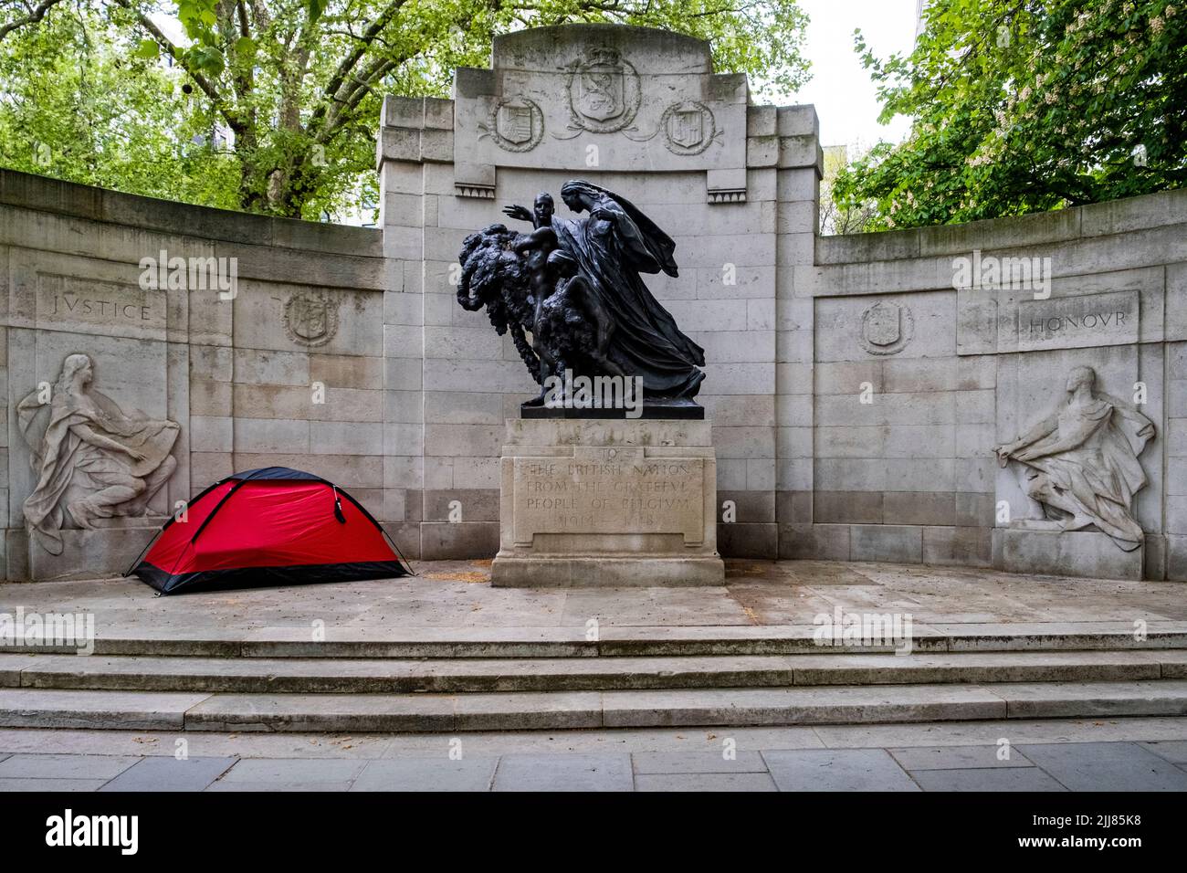 London, Embankment, hat ein Obdachloser in einem geschützten Bereich des Belgischen Kriegsdenkmals ein Zelt errichtet, ein Zeichen der wirtschaftlichen Lage in Großbritannien Stockfoto