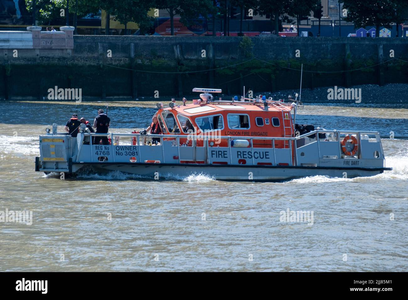 Feuerwehrboot der Londoner Feuerwehr, Fire Dart, basierend auf der Themse bei Vauxhall, und das primäre Flußreaktionsboot für London Stockfoto