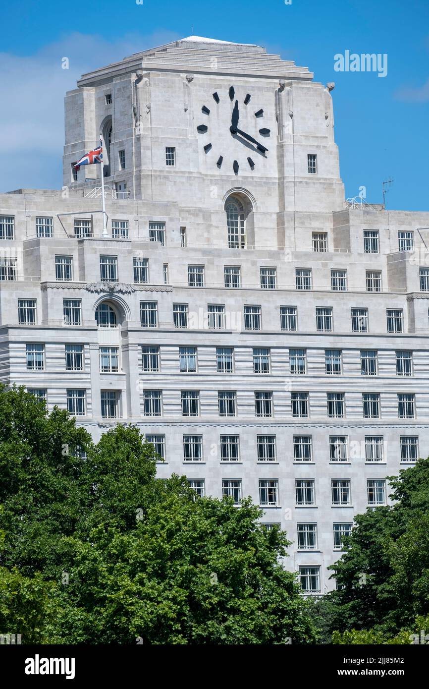 Shell Mex House (eröffnet 1932) in 80 Strand, London, zeigt das prominente Zifferblatt, das größte in Großbritannien und zu einer Zeit als Big Benzol bekannt Stockfoto