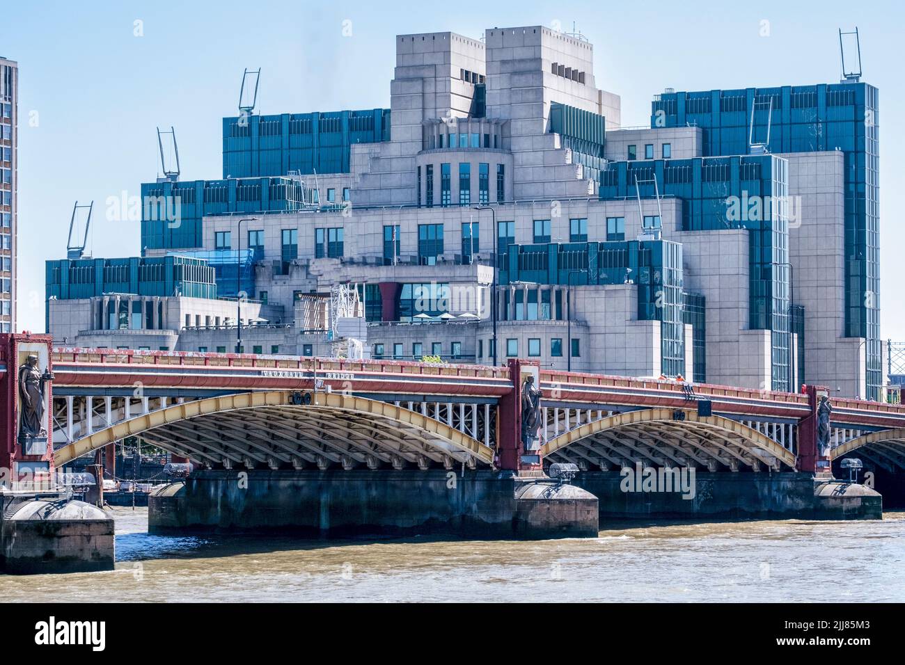 SIS/MI6 Hauptquartier am Vauxhall Cross, mit der Vauxhall Bridge im Vordergrund. Stockfoto