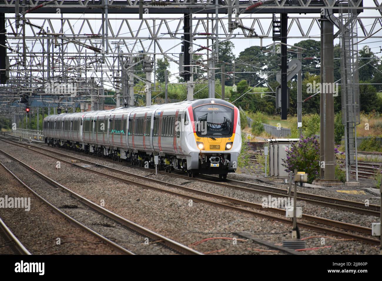 Greater Anglia Class 720 Aventra Electric Multiple Unit Number 720107 führt Schwestergerät 720533 an der West Coast Main Line Test am 24. Juli 2022 durch Stockfoto