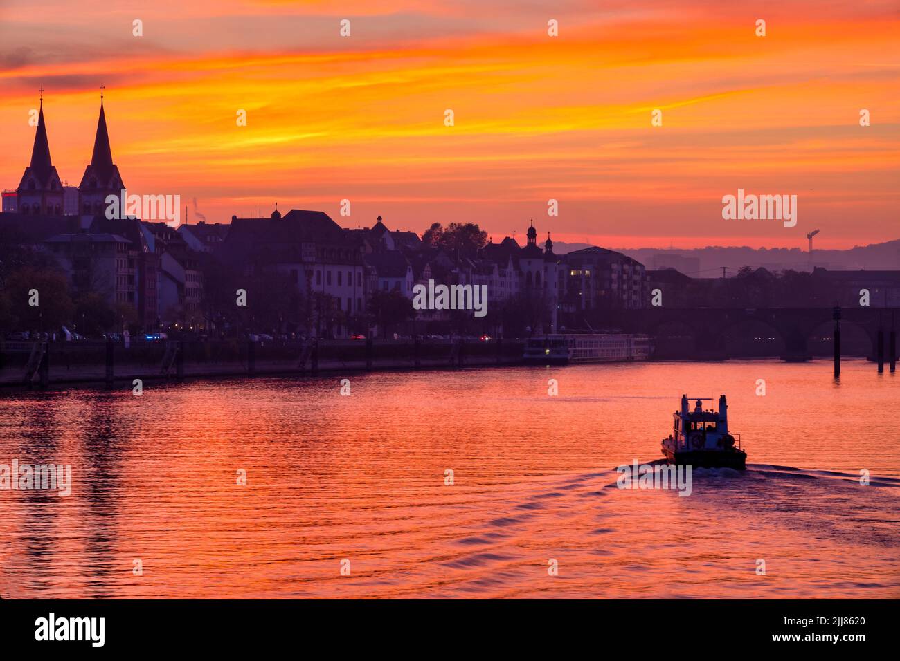 Blick auf die Mosel vom Deutschen Eck bei Sonnenuntergang, Koblenz, Deutschland Stockfoto