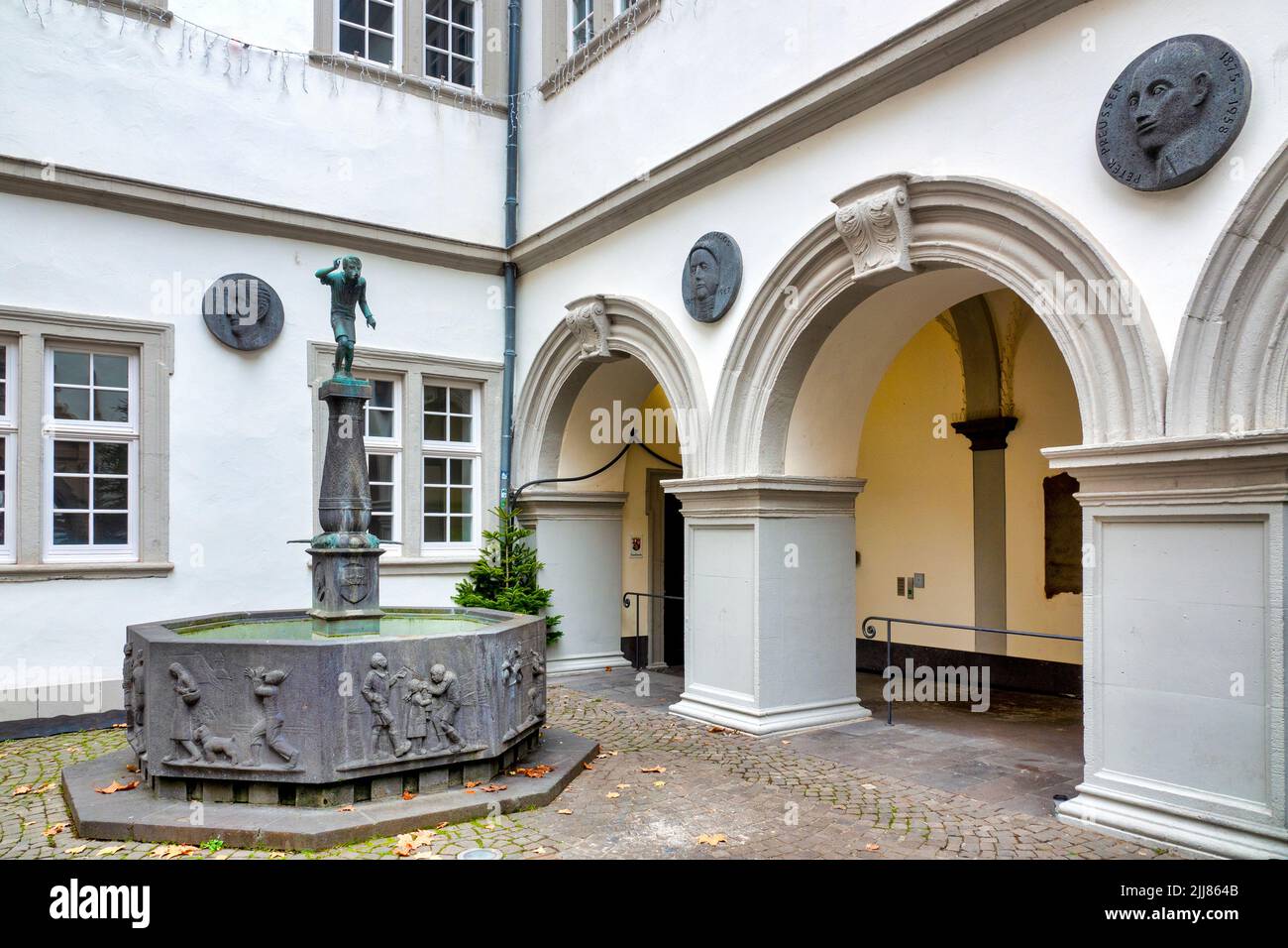 Der Schängelbrunnen, ursprünglich auch Schängelchen-Brunnen genannt, ist ein Brunnen in der Altstadt von Koblenz Stockfoto