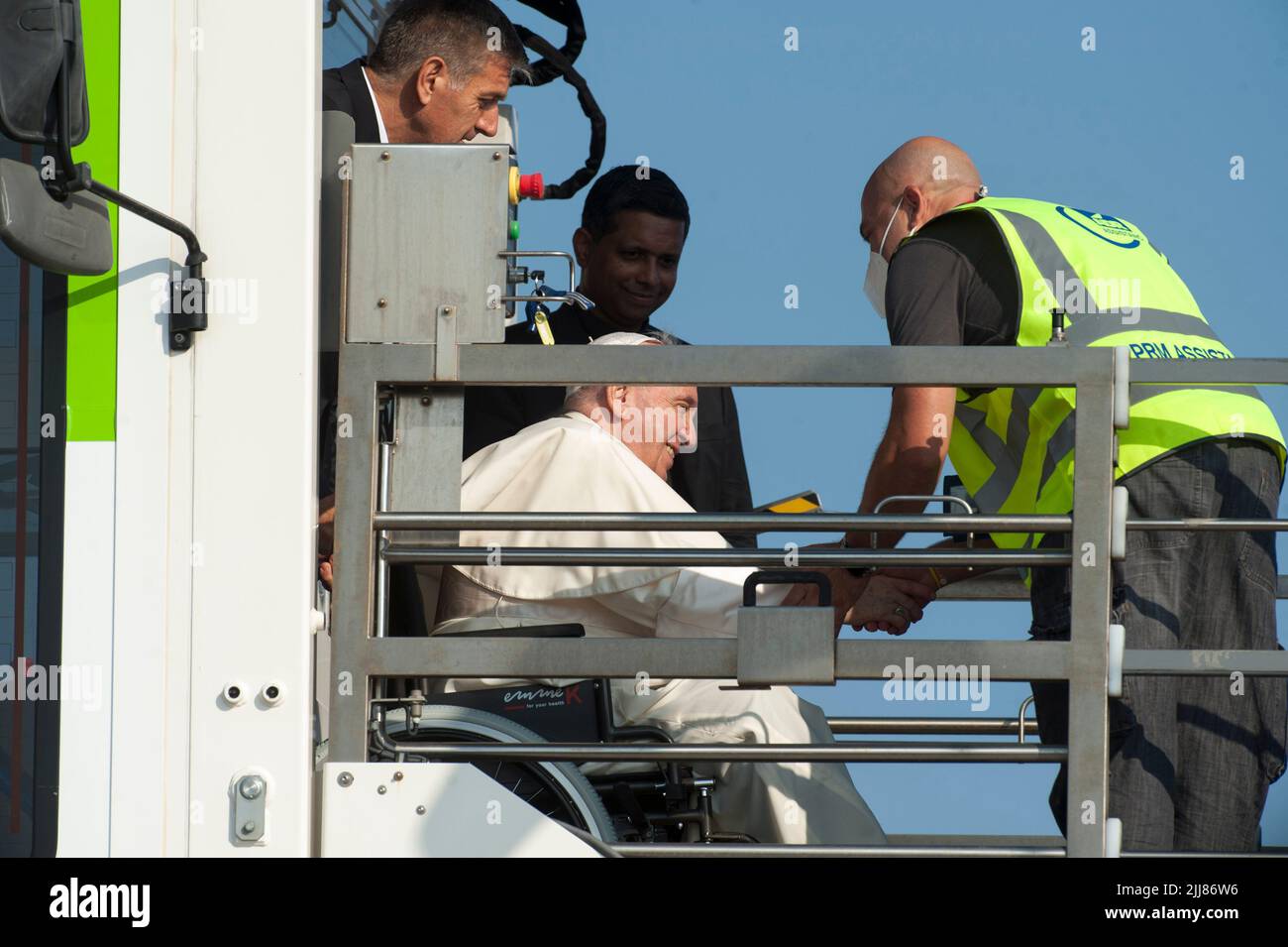 Rom, Italien. 24.. Juli 2022. Italien, Rom, Vatikan, 22/07/24. Papst Franziskus begrüßt im Rollstuhl, flankiert von seinem Butler Sandro Mariotti, einen Arbeitgeber, als er am Flughafen Fiumucino in das Flugzeug einstiegen wird, das ihn für seine Apostolische Reise nach Kanada fliegen wird.Papa Francesco in sedia a Rotelle, affiancato dal suo maggiordomo Sandro Mariotti, Saluta un dipendente mentre si imbarca sull'aereo che lo porterà in Canada per il suo Viaggio Apostolico, all'aeroporto di Fiumucino. Foto von Massimiliano MIGLIORATO/Catholic Press Bildnachweis: Independent Photo Agency/Alamy Live News Stockfoto