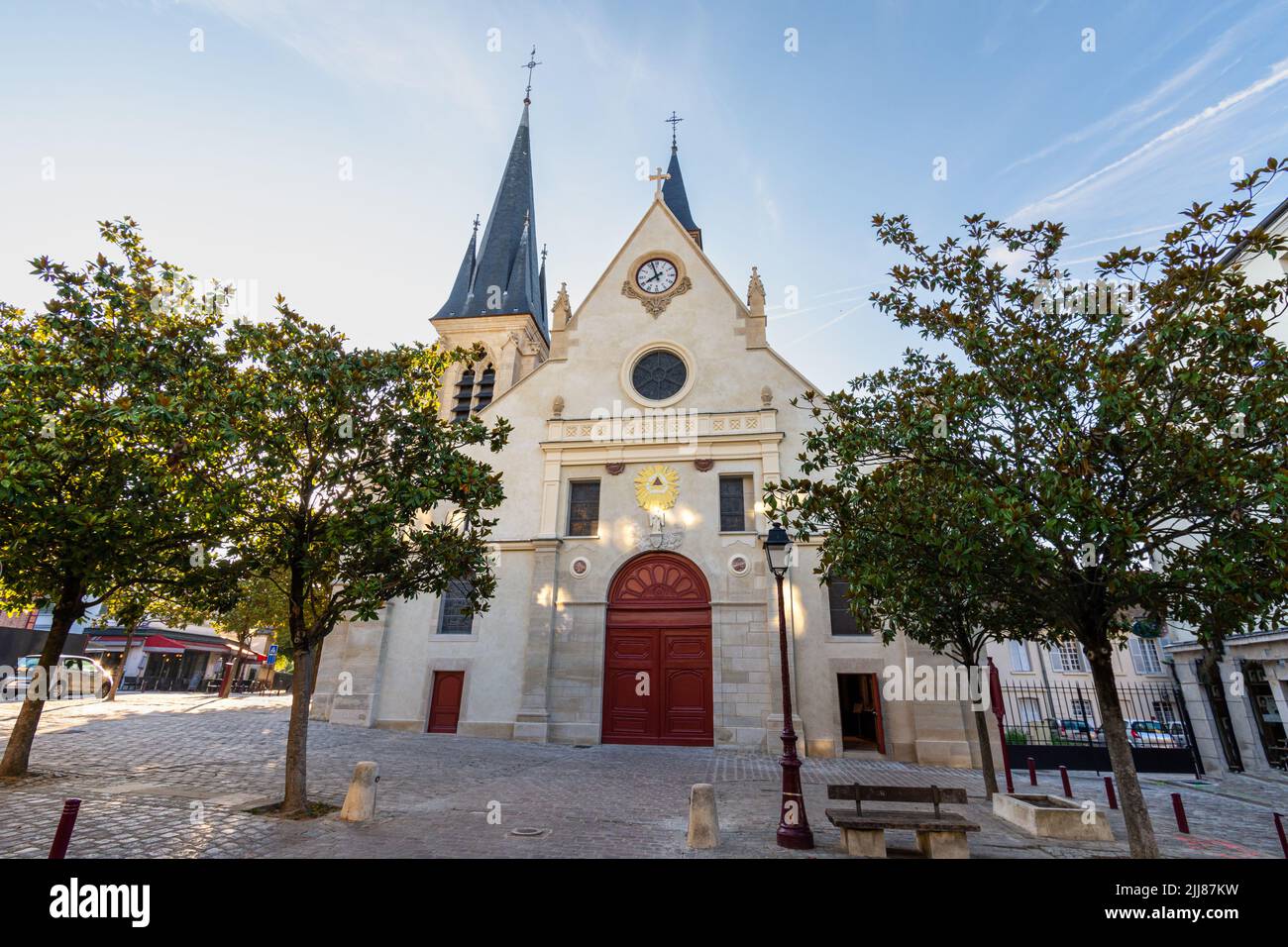 Fassade der katholischen Kirche Saint-Jean-Baptiste de Sceaux, einem historischen Denkmal im französischen Département Hauts-de-seine, südlich von Paris Stockfoto