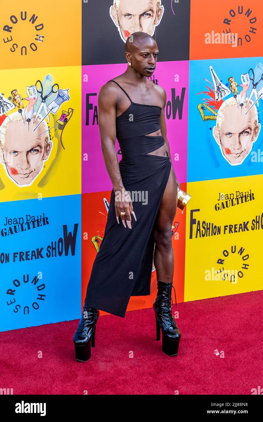 Gäste kommen auf dem Roten Teppich zur „Fashion Freak Show“ von Jean Paul Gaultiers im Camdens Roundhouse in London, England, Großbritannien, am 2022. Juli an. Stockfoto