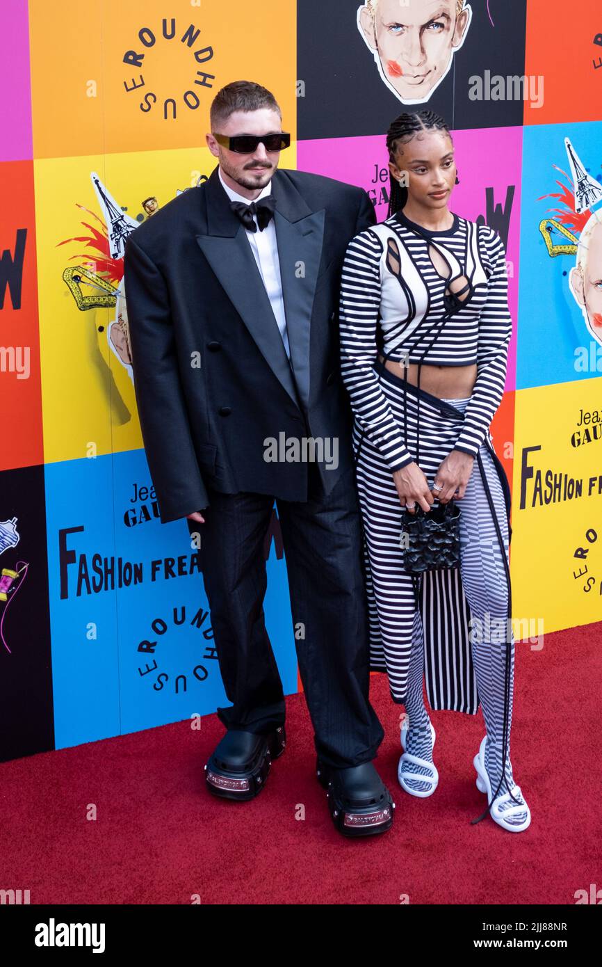 Gäste kommen auf dem Roten Teppich zur „Fashion Freak Show“ von Jean Paul Gaultiers im Camdens Roundhouse in London, England, Großbritannien, am 2022. Juli an. Stockfoto