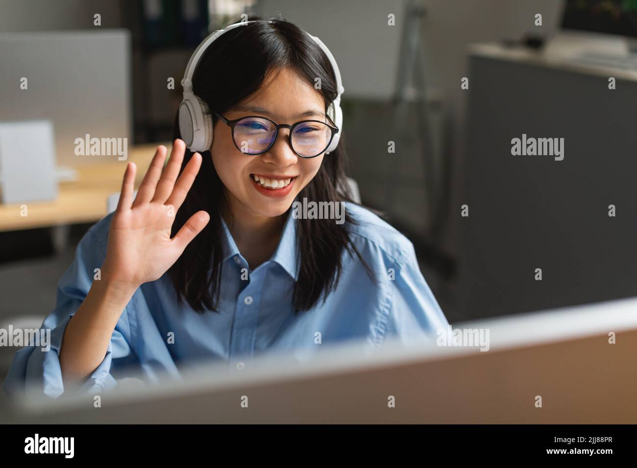 Koreanische Geschäftsfrau Video Calling Auf Computer Winken Hallo Im Büro Stockfoto