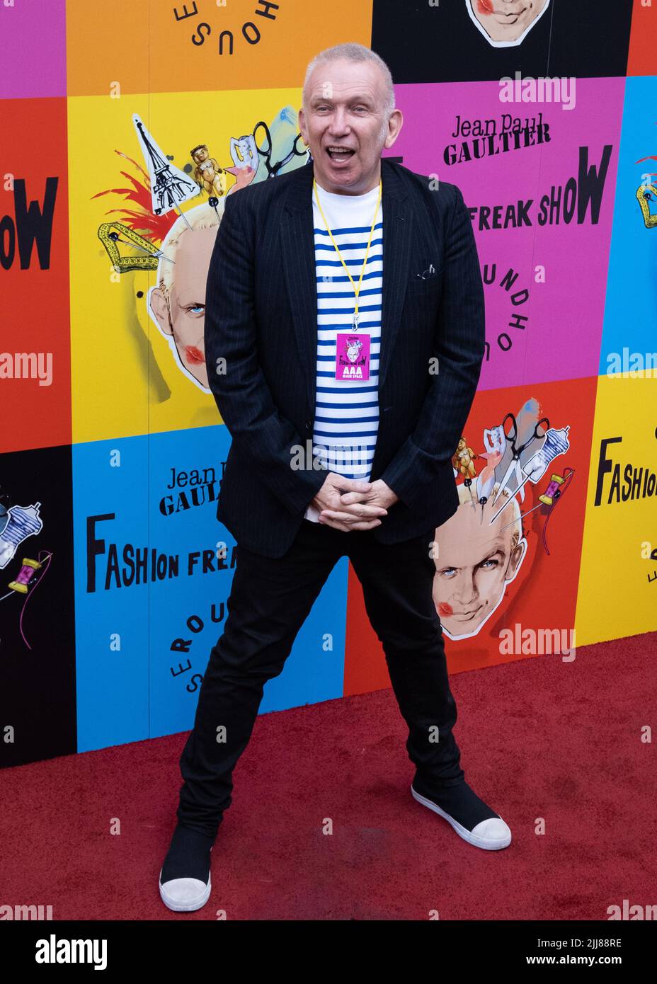 Jean Paul Gaultier posiert auf dem Roten Teppich für seine „Fashion Freak Show“ im Camdens Roundhouse, London, Großbritannien, Juli 2022. Stockfoto