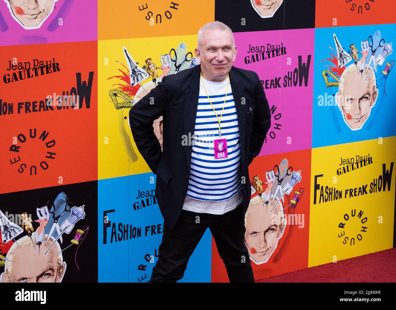 Jean Paul Gaultier posiert auf dem Roten Teppich für seine „Fashion Freak Show“ im Camdens Roundhouse, London, Großbritannien, Juli 2022. Stockfoto