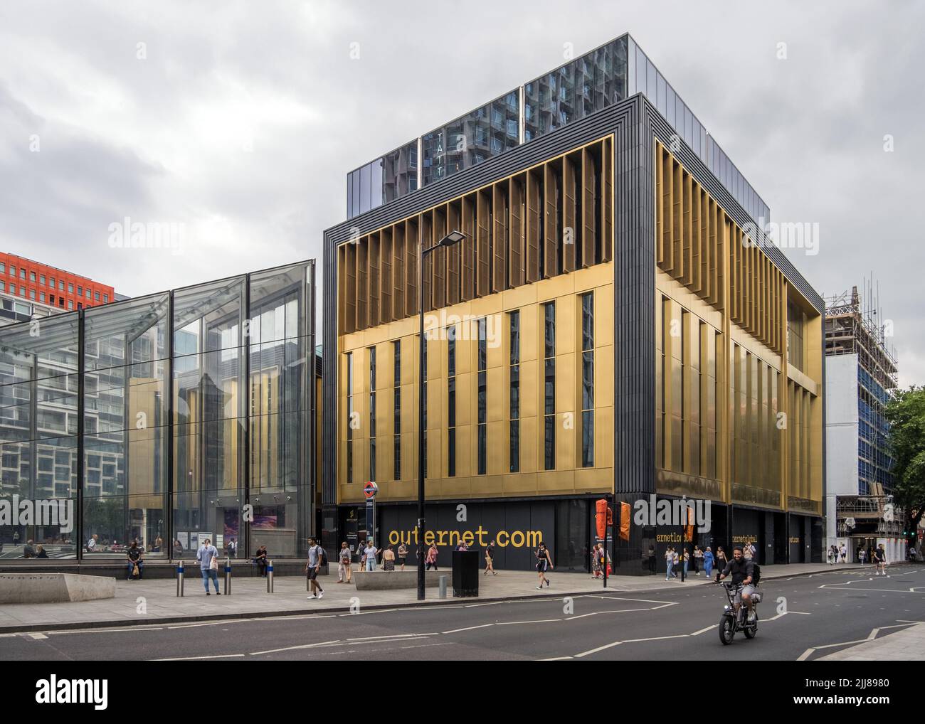Der „Now Building“-Teil von Outernet, einem neuen Veranstaltungsort- und Medienkomplex an der Denmark Street im Londoner West End, England, Großbritannien. Stockfoto