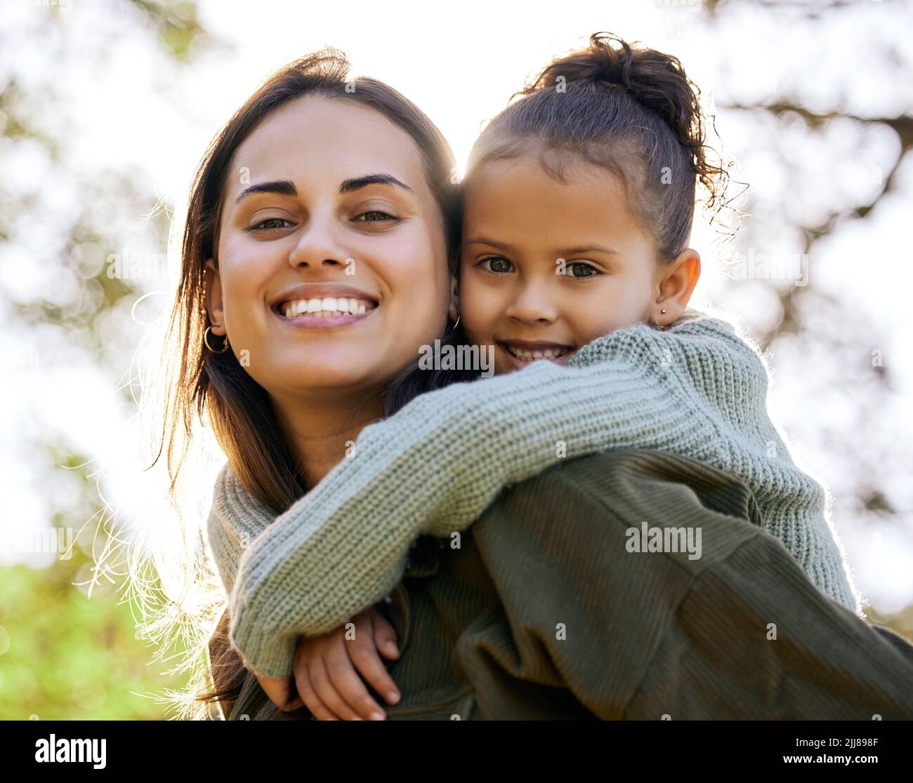 Shes alles, was ich brauche in diesem Leben. Eine junge Mutter und Tochter verbringen Zeit in einem Park. Stockfoto