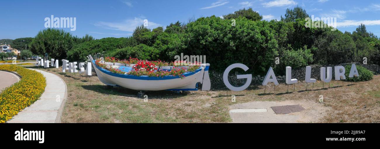 Santa Teresa Gallura, Boot mit Blumen im Kreisverkehr , Sardinien, Italien Stockfoto