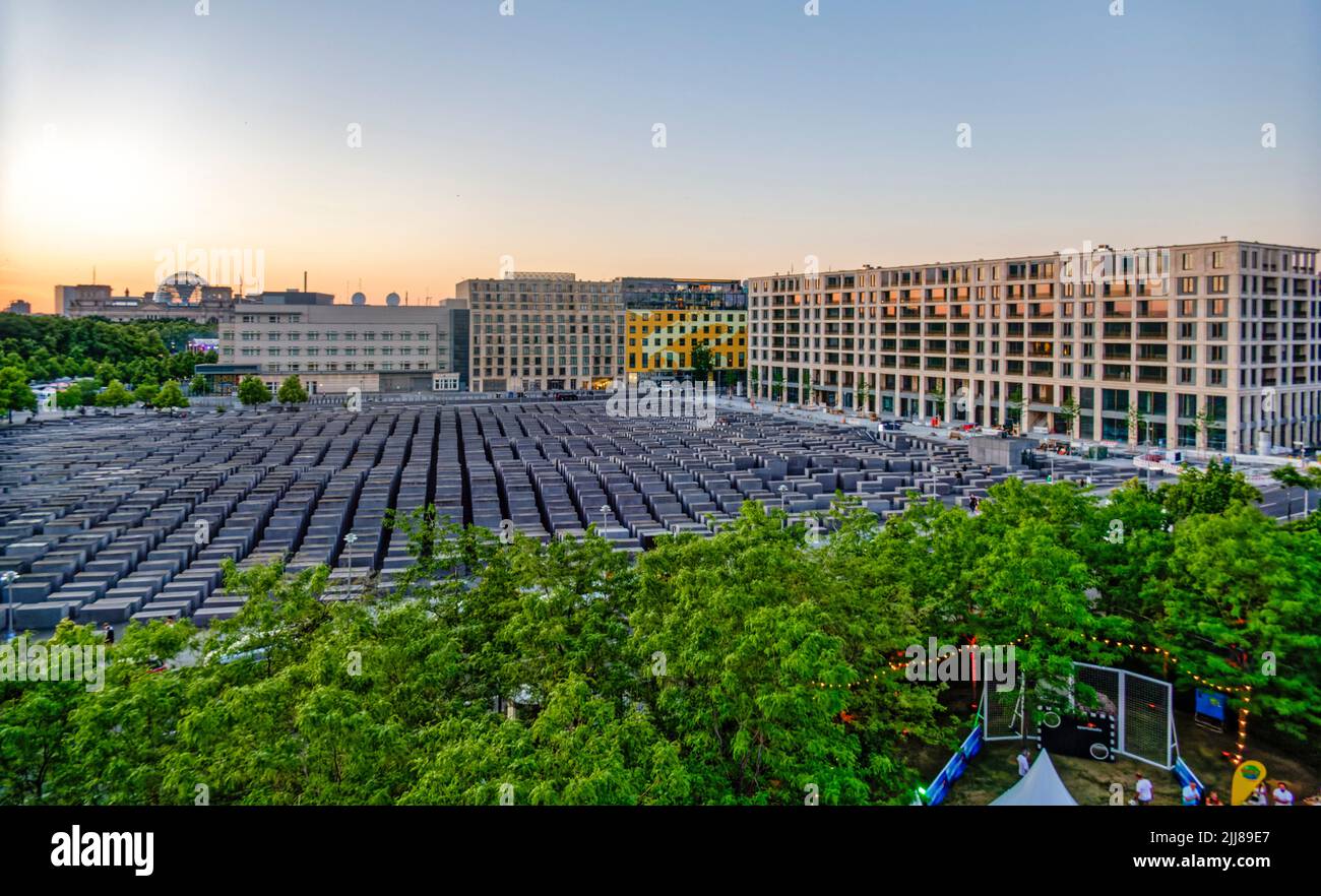 Blick von oben auf Holocaust-Denkmal, Denkmal für die ermordeten Juden Europas, Stelenfeld, Sonnenuntergang, Berlin-Mitte, Deutschland Stockfoto