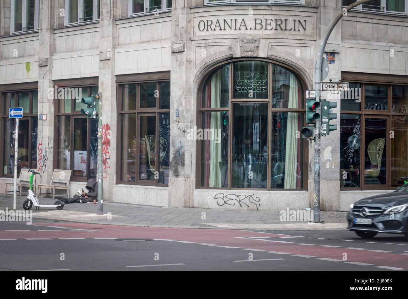 Obdachloser vor dem Luxushotel Orania Berlin am Oranienplatz. Armut, Vandalismus, Berlin-Kreuzberg. Stockfoto