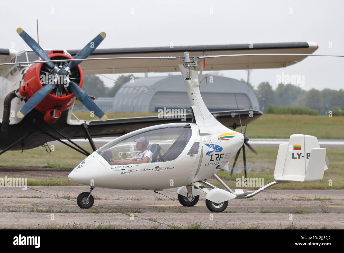 KAUNAS / LITAUEN - 10. August 2019: AutoGyro Calidus LY-BBA rollt auf der 100. Litauischen Luftfahrtmesse auf dem Flugplatz Aleksotas Stockfoto