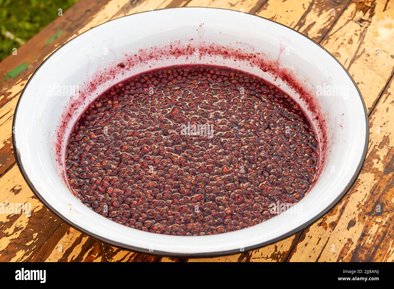 Eine Erdbeermarmelade machen. Erdbeeren in der Pfanne kochen. Texturfrucht, Erdbeergelee. Tun Sie es selbst verarbeiten, hausgemachte Speisen. Stockfoto