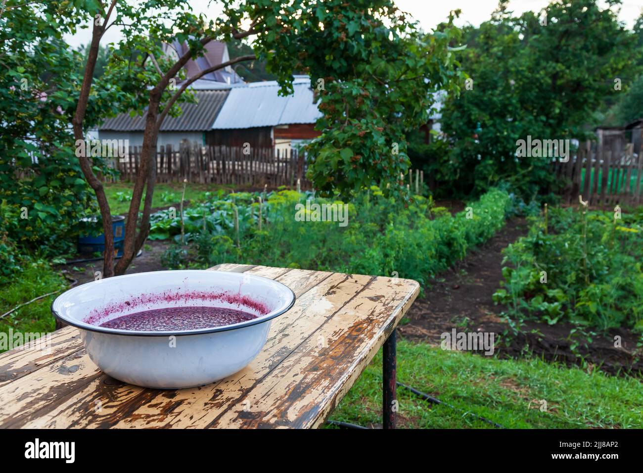Eine Erdbeermarmelade machen. Erdbeeren in der Pfanne kochen. Texturfrucht, Erdbeergelee. Tun Sie es selbst verarbeiten, hausgemachte Speisen. Stockfoto