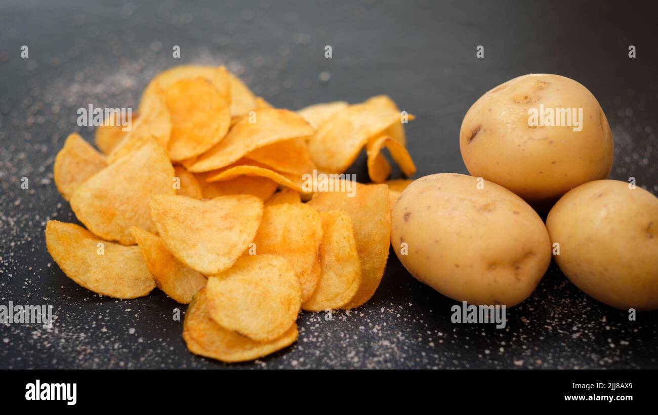 Hausgemachte natürliche Kartoffelchips würzige Chips Essen Stockfoto