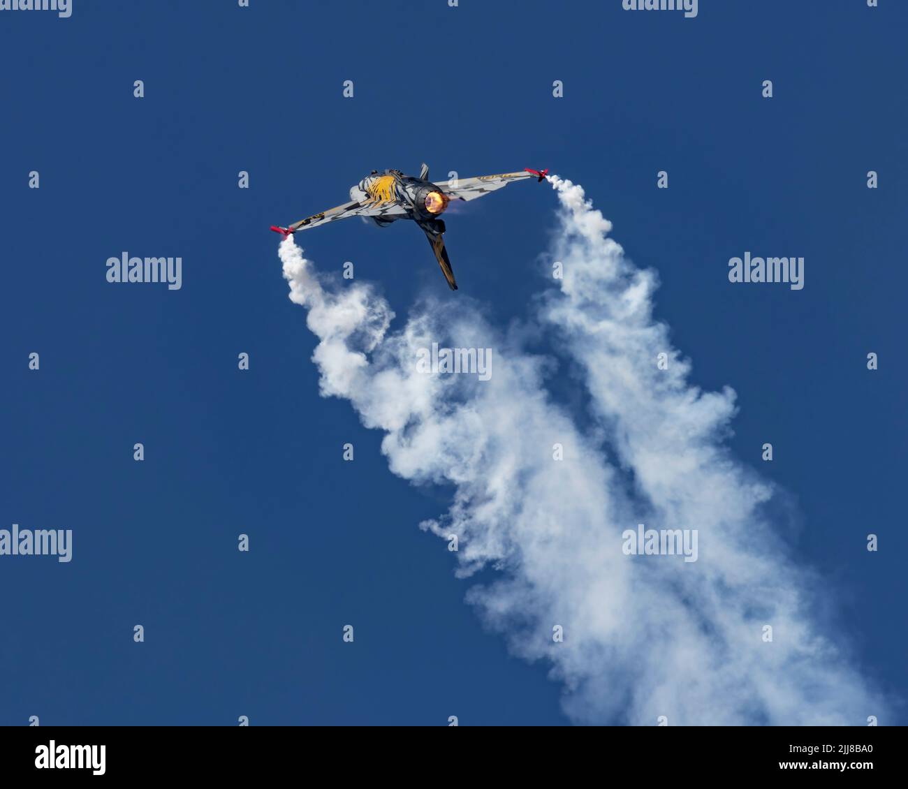 Belgische F-16 Flying Falcon Jagdflugzeuge bei der Ausstellung 2022 Royal International Air Tattoo Stockfoto