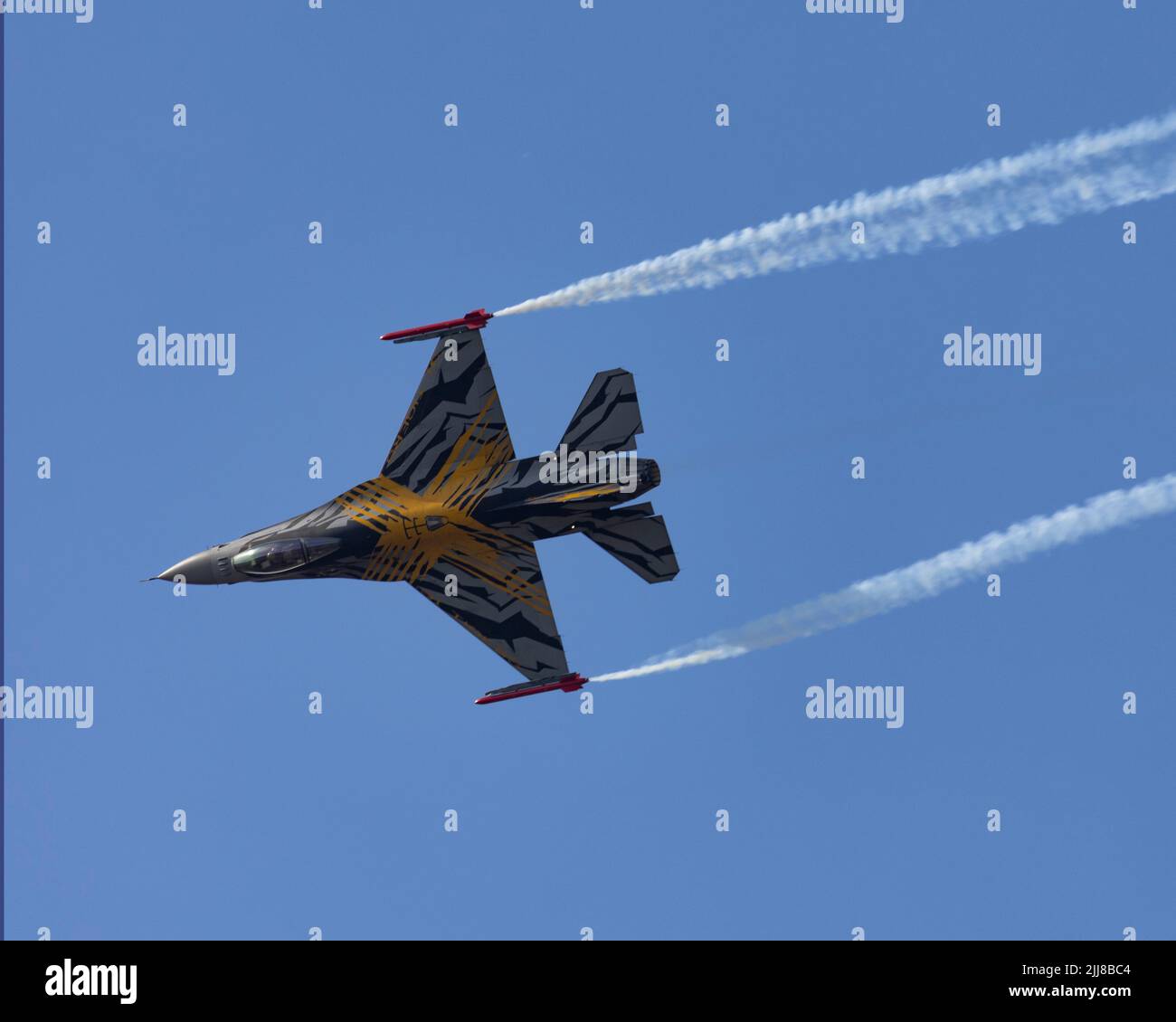 Belgische F-16 Flying Falcon Jagdflugzeuge bei der Ausstellung 2022 Royal International Air Tattoo Stockfoto