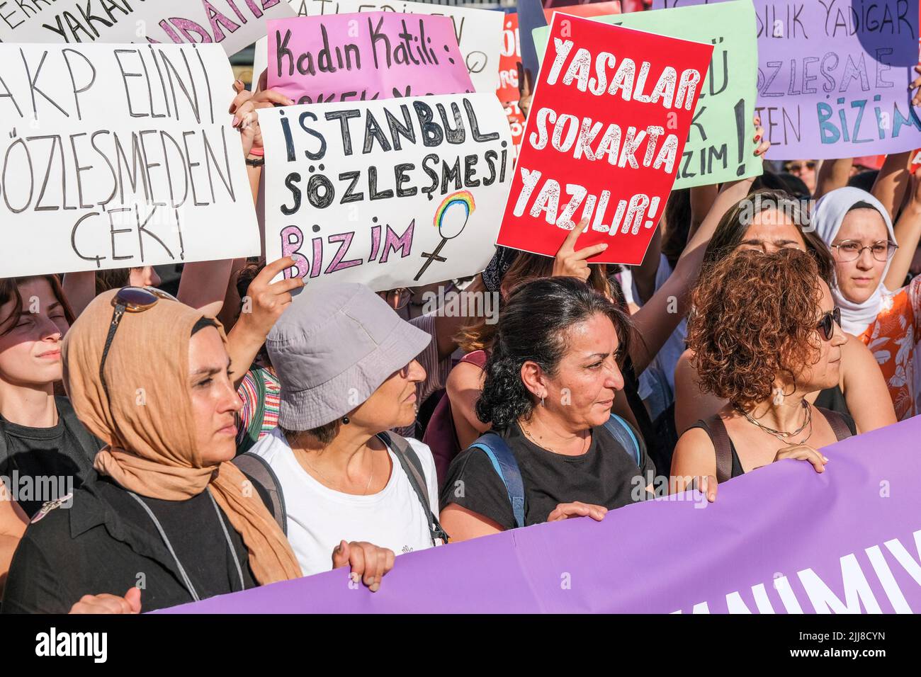 Die Demonstranten halten während der Demonstration Plakate, auf denen ihre Meinung zum Ausdruck kommt. Der Staatsrat lehnte das Übereinkommen von Istanbul ab, Frauen führten eine Aktion zur Verurteilung der Entscheidung in Kad?köy, Istanbul, durch. (Foto von Mine TOZ / SOPA Images/Sipa USA) Stockfoto