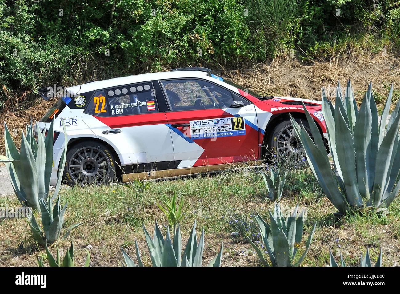 Der Fahrer Albert von Thurn und Taxis und sein Beifahrer Bernhard Ettel an Bord ihres Skoda Fabia Rally 2 Evo, während der Santopadre - Fontana Liri Etappe der FIA European Rally Championship 'Rally di Roma Capitale', die 10 in der Region Latium stattfand. Santopadre, Italien, 23. Juli 2022. (Foto von Vincenzo Izzo/Sipa USA) Stockfoto