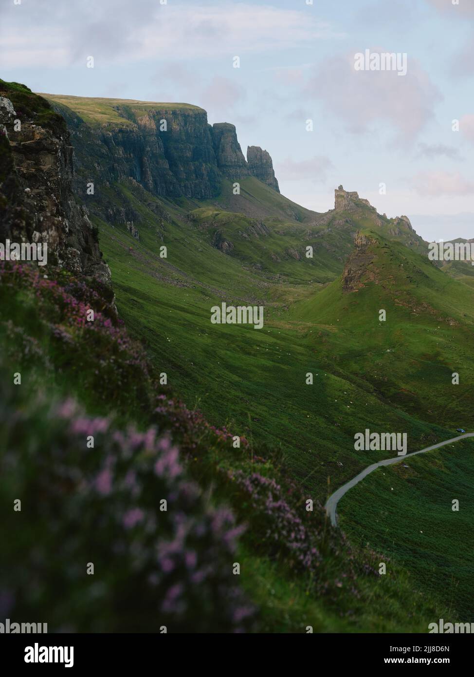 Der Quiraing-Erdrutsch, die Ostwand von Meall na Suiramach, der nördlichste Gipfel des Trotternish Ridge, Isle of Skye, Schottland - Sommerlandschaft Stockfoto