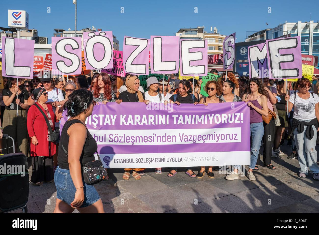 Demonstranten halten während der Demonstration ein Banner und Plakate. Der Staatsrat lehnte das Übereinkommen von Istanbul ab, Frauen führten eine Aktion zur Verurteilung der Entscheidung in Kad?köy, Istanbul, durch. (Foto von Mine TOZ / SOPA Images/Sipa USA) Stockfoto