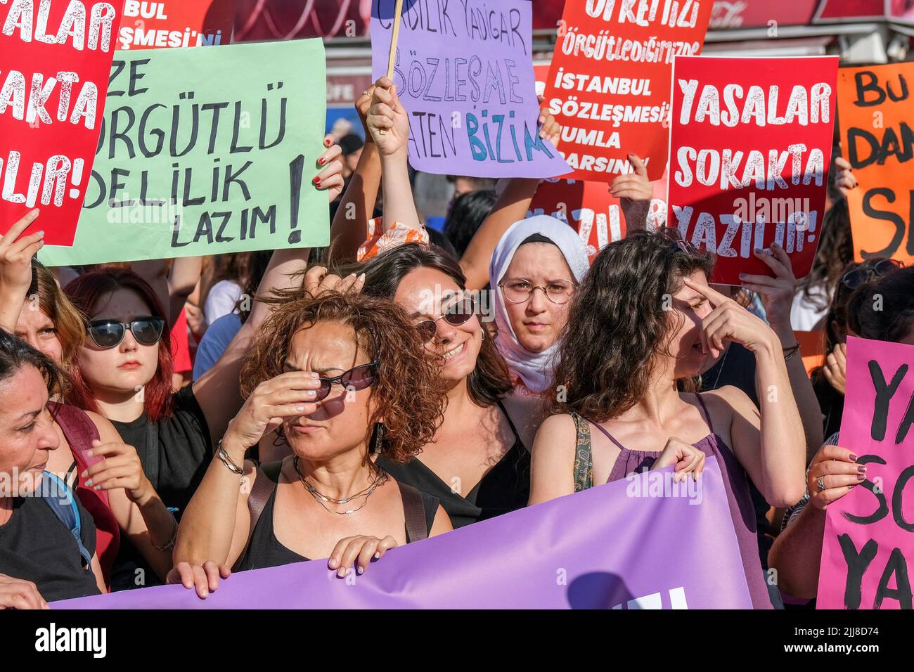 Die Demonstranten halten während der Demonstration Plakate, auf denen ihre Meinung zum Ausdruck kommt. Der Staatsrat lehnte das Übereinkommen von Istanbul ab, Frauen führten eine Aktion zur Verurteilung der Entscheidung in Kad?köy, Istanbul, durch. (Foto von Mine TOZ / SOPA Images/Sipa USA) Stockfoto